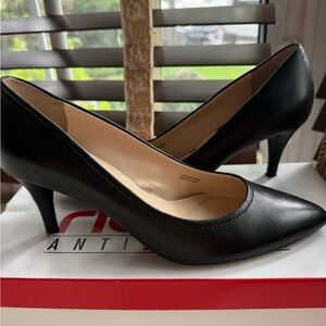 Tahari Black Leather Pumps (Amazing Condition)